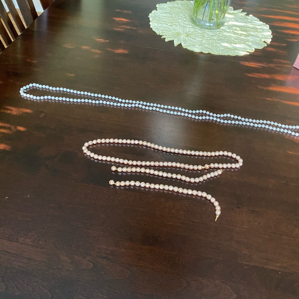 Peach pearl necklace & 2 peach bracelets.